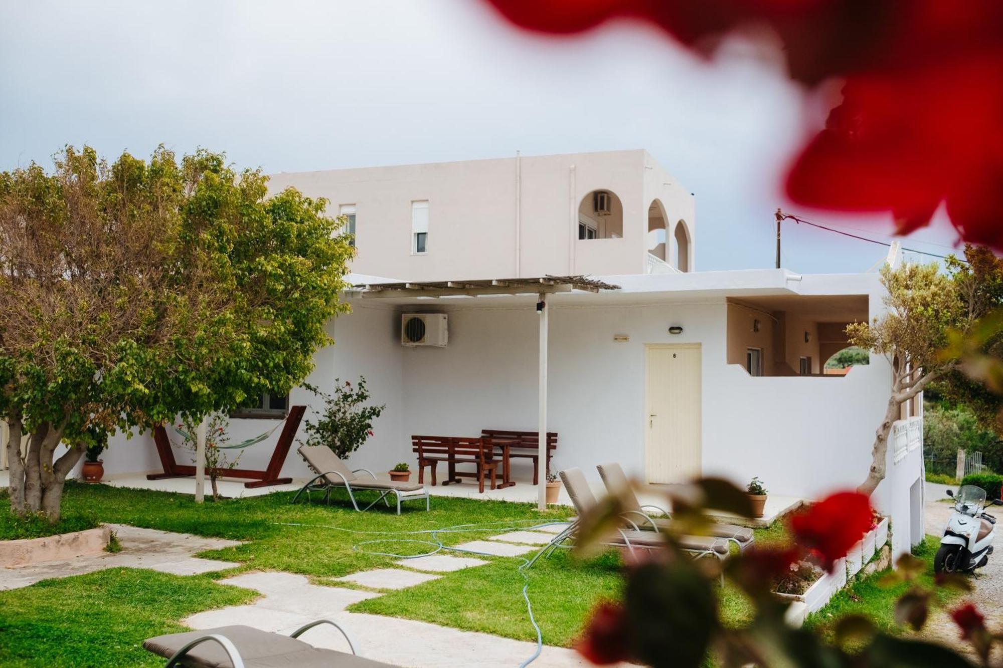 Finikas Apartments Плакиас Экстерьер фото